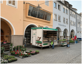 Mobiler Verkaufsstand des Geflügelhof Breisch auf dem Wochenmarkt in Crailsheim