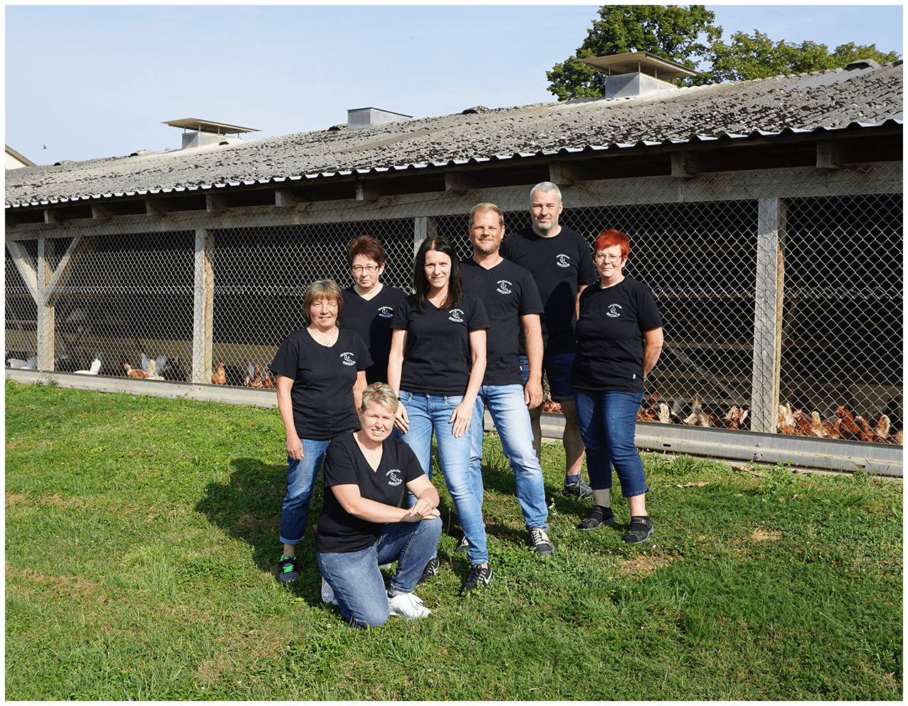 Das Team des Geflügelhof Breisch vor dem Wintergarten der Hühner